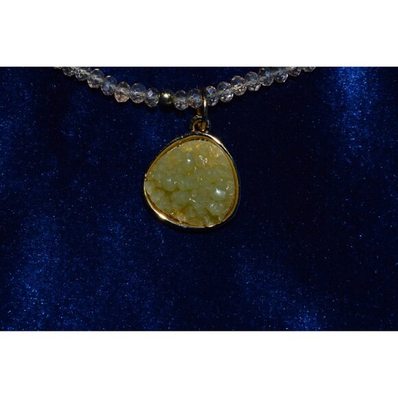 Crystal Beaded Necklace With Light Green Tear Drop Gold Tone Pendant Stretch - Picture 7 of 7